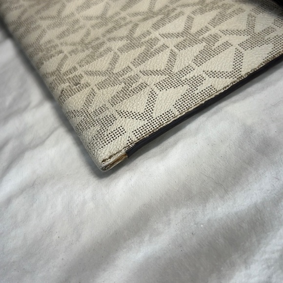 Micheal Kors wristlet leather - Picture 8 of 11